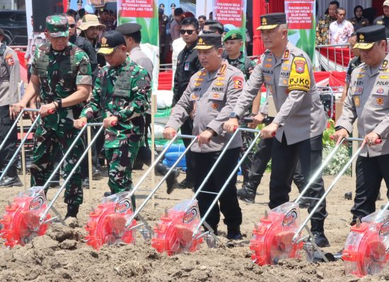 Kapolri Bersama Panglima TNI Tanam Jagung di Sidoarjo, Tandai Peluncuran Gugus Tugas Polri Dukung Ketahanan Pangan