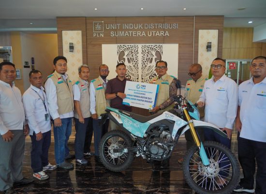 GM PLN UID Sumut Bersama YBM PLN Serahkan Motor untuk Dukung Program Dakwah di Pedalaman Pakpak Bharat