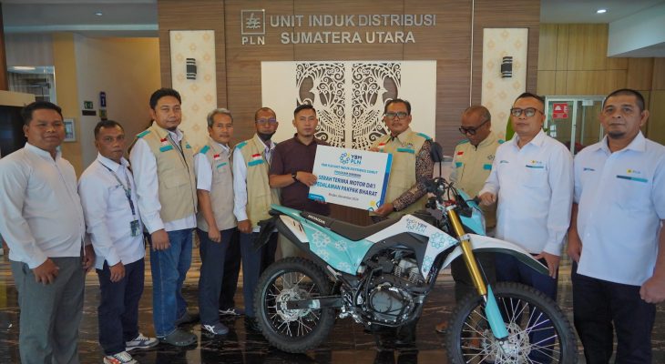 GM PLN UID Sumut Bersama YBM PLN Serahkan Motor untuk Dukung Program Dakwah di Pedalaman Pakpak Bharat