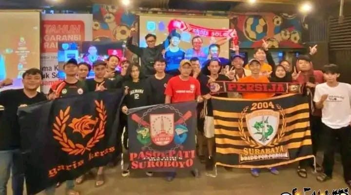 Kloter Pertama The Jak Tiba di Surabaya, Bonek Sambut Hangat Jelang Laga Persebaya vs Persija: Seduluran Sampai Mati