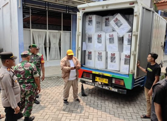 Personel Pengamanan Kawal Ketat Distribusi Logistik Pilkada 2024 di Kabupaten Sidoarjo