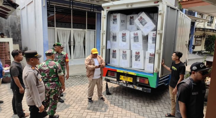Personel Pengamanan Kawal Ketat Distribusi Logistik Pilkada 2024 di Kabupaten Sidoarjo