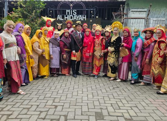 Kenakan Pakaian Adat, Puluhan Guru Laksanakan Upacara Hari Guru