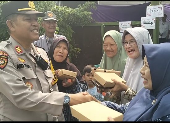 Tarik Animo Warga Datang Ke TPS, Polresta Sidoarjo Bagikan Makanan Gratis