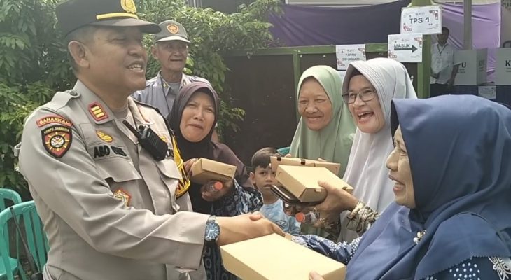 Tarik Animo Warga Datang Ke TPS, Polresta Sidoarjo Bagikan Makanan Gratis