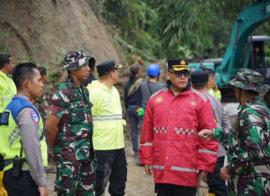 Diguyur Hujan, Kapolrestabes Medan Tetap Tinjau Langsung Lokasi Terdampak Longsor di Desa Sembahe