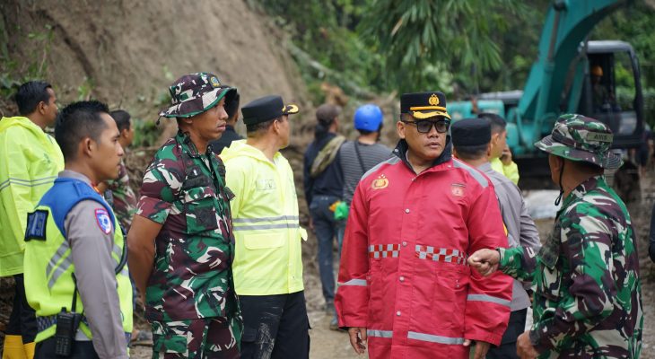 Diguyur Hujan, Kapolrestabes Medan Tetap Tinjau Langsung Lokasi Terdampak Longsor di Desa Sembahe