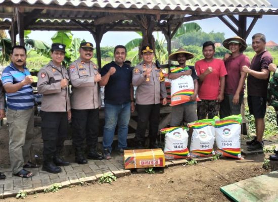 Polsek Krian Berikan Bantuan Bibit Jagung Dan Pupuk Untuk Dukung Program Ketahanan Pangan Nasional