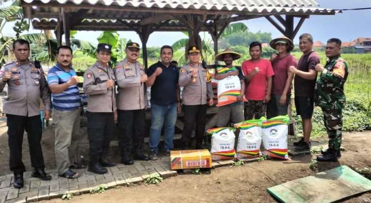 Polsek Krian Berikan Bantuan Bibit Jagung Dan Pupuk Untuk Dukung Program Ketahanan Pangan Nasional