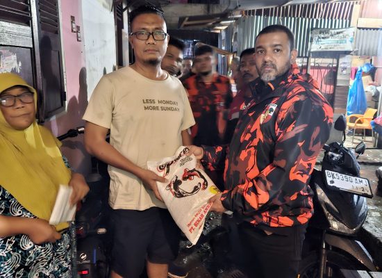 Sambangi Warga Dampak Banjir, Anggota DPRD Komisi IV Rommy Van Boy Serap Aspirasi Warga Dan Berikan Bantuan