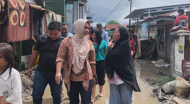 Anggota Komisi 4 DPRD Kota Medan Lailatul Badri Tinjau Lokasi Banjir di Kec. Labuhan Deli
