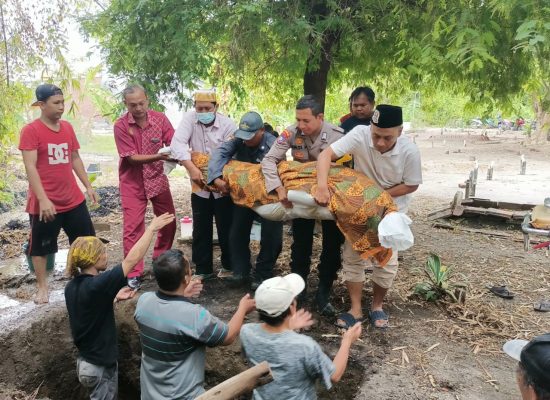 Bhabinkamtibmas Desa Siwalanpanji Bantu Pemakaman Warga