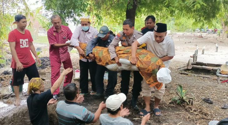 Bhabinkamtibmas Desa Siwalanpanji Bantu Pemakaman Warga