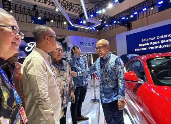 Menteri Perindustrian RI Agus Gumiwang Kartasasmita Kunjungi Booth Ford di GAIKINDO Jakarta Autoweek 2024: Dukungan Penuh untuk Ford Indonesia