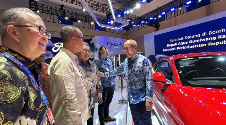 Menteri Perindustrian RI Agus Gumiwang Kartasasmita Kunjungi Booth Ford di GAIKINDO Jakarta Autoweek 2024: Dukungan Penuh untuk Ford Indonesia