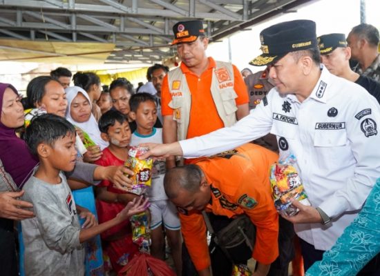 Pj Gubsu dan Pj Ketua PKK Tinjau Banjir dan Berikan Bantuan