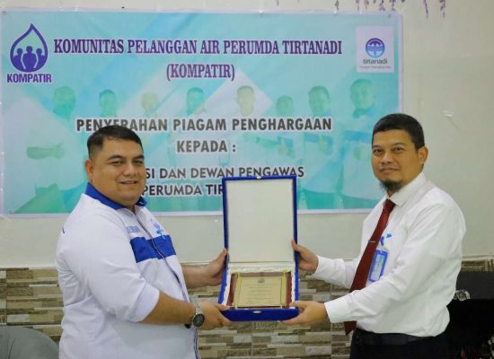 Direksi Perumda Tirtanadi Terima Penghargaan Dari Kompatir
