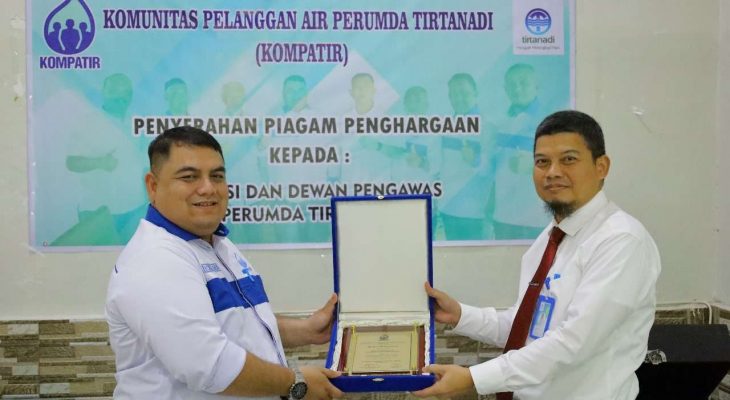 Direksi Perumda Tirtanadi Terima Penghargaan Dari Kompatir