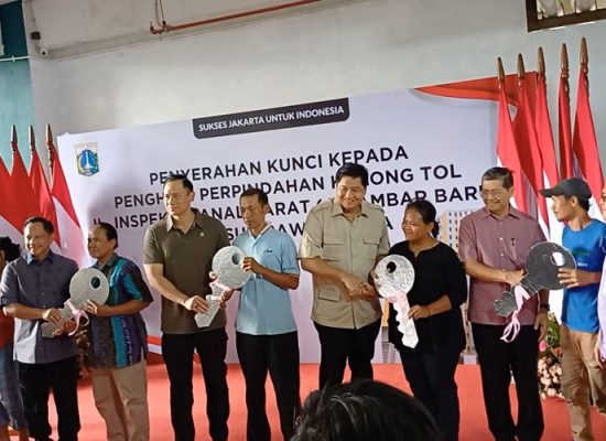 Menteri Maruara, AHY dan Tito karnavian Serahkan Kunci Rusunawa untuk Warga Kolong Jembatan