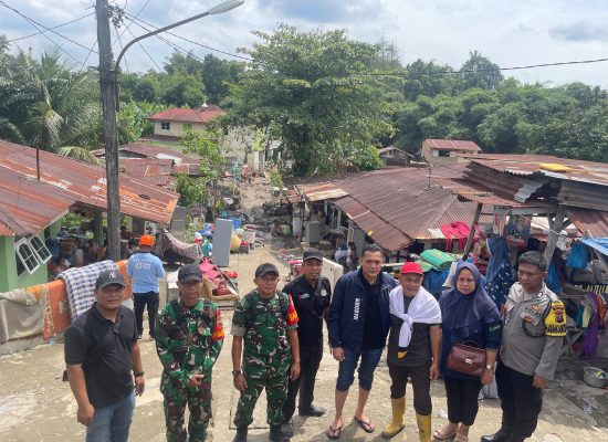 Anggota DPRD Sumut, Defri Noval Pasaribu Kunjungi Korban Banjir  di Kec Medan Johor