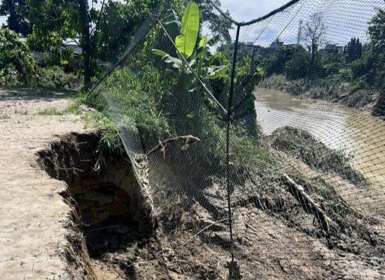 Tragis, Lapangan Gang Pantai Kampung Lalang Medam Nyaris Hilang Akibat Abrasi Pascabanjir