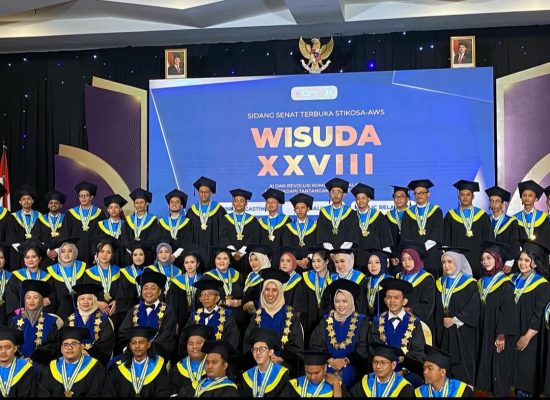 Suasana Haru Dan Orasi Ilmiah tentang AI yang Sangat Menarik di Acara Wisuda XVIII Stikosa AWS