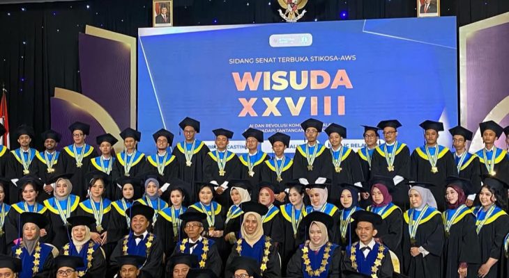 Suasana Haru Dan Orasi Ilmiah tentang AI yang Sangat Menarik di Acara Wisuda XVIII Stikosa AWS