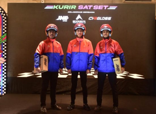 JNE Luncurkan Jaket dan Helm Kolaborasi bersama EIGER Tropical Adventure dan Cargloss Helmets