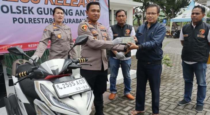 Kapolsek Gunung Anyar Kembalikan Motor Hasil Curian, Korban berikan Apresiasi dan Ucapkan Terimakasih