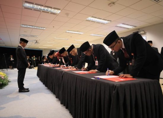 OJK Lantik Pimpinan Baru Satuan Kerja Kantor Pusat Dan Kepala OJK Daerah