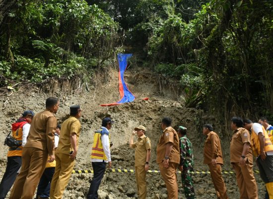 Pj Gubsu Tinjau Lokasi Longsor Sibolangit, Minta Masyarakat Tetap Waspada
