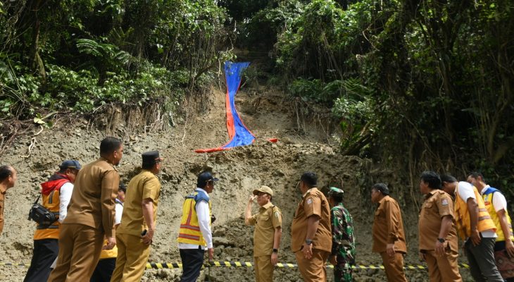Pj Gubsu Tinjau Lokasi Longsor Sibolangit, Minta Masyarakat Tetap Waspada