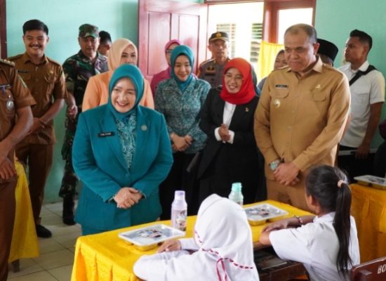 Pj Bupati Langkat Dampingi Ketua TP PKK Sumut Pantau Pemberian Makan Gratis untuk Siswa SD: Dukung Program Makanan Bergizi Gratis Presiden RI