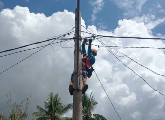 Gerak Cepat, PLN UID Sumut bersama Srikandi dan YBM PLN salurkan bantuan dan pulihkan kelistrikan pasca banjir bandang Tano Tombangan Angkola