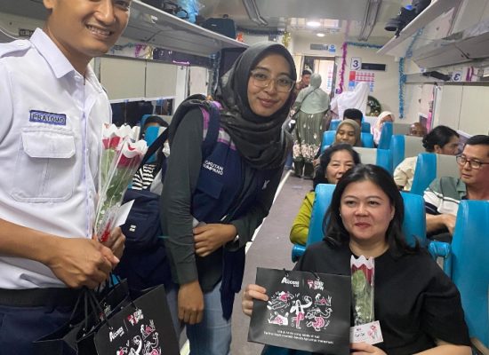 Peringati Hari Ibu, KAI Sumut Bagikan Bunga dan Bingkisan