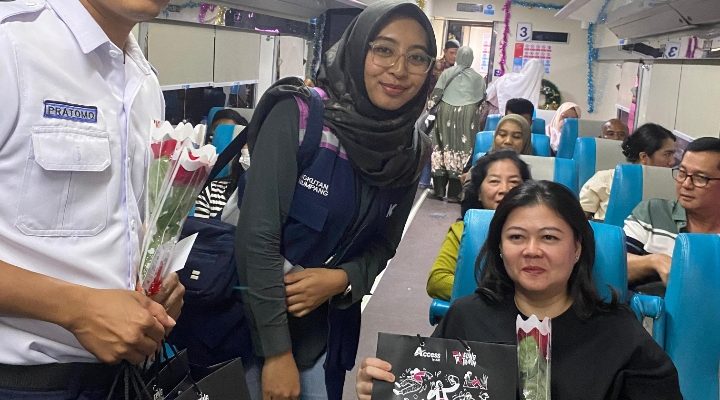Peringati Hari Ibu, KAI Sumut Bagikan Bunga dan Bingkisan