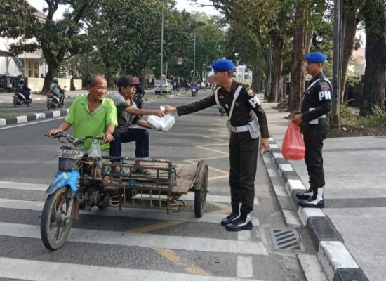 Denpom I/5 Medan Berbagi Kebahagiaan di Jumat Berkah, Sapa Warga dengan Kepedulian