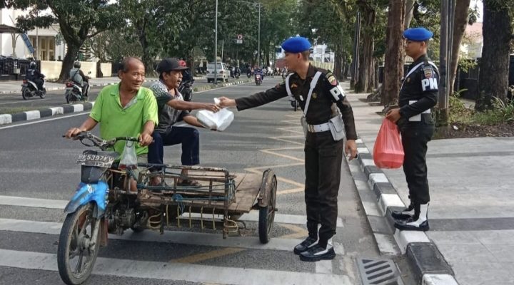Denpom I/5 Medan Berbagi Kebahagiaan di Jumat Berkah, Sapa Warga dengan Kepedulian