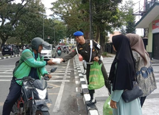 Awali Tahun Baru dengan Berkah: Dandenpom I/5 Medan dan Ketua Persit KCK Bagikan Kebahagiaan