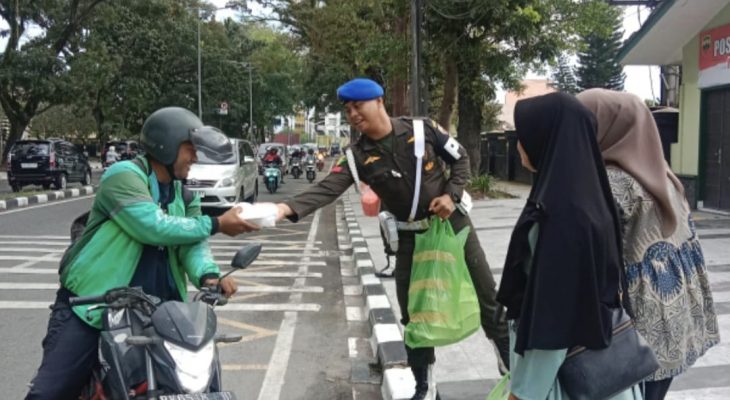 Awali Tahun Baru dengan Berkah: Dandenpom I/5 Medan dan Ketua Persit KCK Bagikan Kebahagiaan