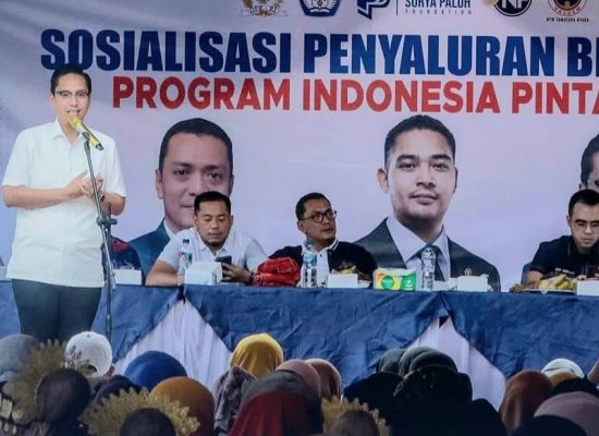 Rico Waas Bersama Defri Noval Pasaribu Salurkan PIP Aspirasi Prananda Surya Paloh di SMAN 13 Medan