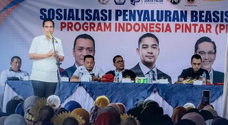 Rico Waas Bersama Defri Noval Pasaribu Salurkan PIP Aspirasi Prananda Surya Paloh di SMAN 13 Medan