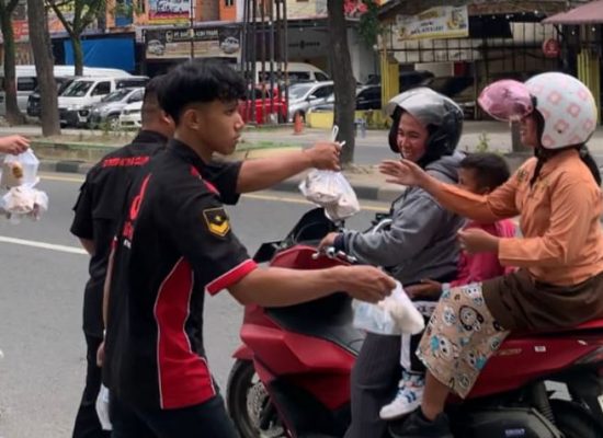 Jumat Barokah Karyawan D’Red KTV Dan Club Bagikan Ratusan Nasi Bungkus ke Pengguna Jalan