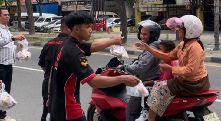 Jumat Barokah Karyawan D’Red KTV Dan Club Bagikan Ratusan Nasi Bungkus ke Pengguna Jalan