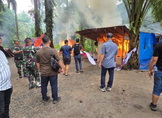 TNI-Polri Kembali Ratakan Gubuk Narkoba dan Judi di Binjai