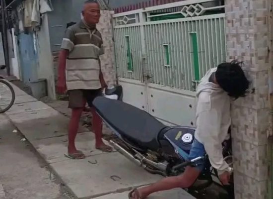 Diduga Mabuk Pengendara Motor Tabrak Pagar Rumah