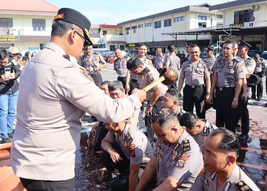 Kapolrestabes Medan Pimpin Upacara Kenaikan Pangkat dan Wisuda Purna Bakti Personel