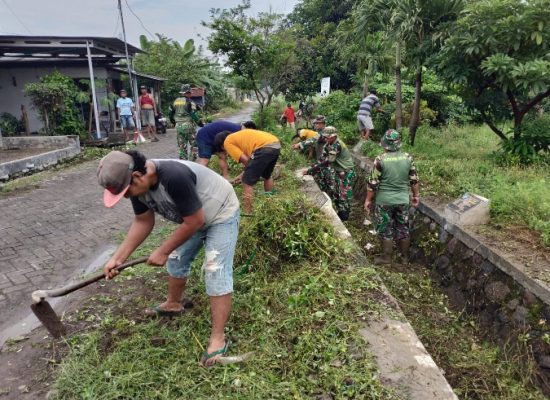 Forkopimka Krembung Ajak Warga Kerja Bakti Antisipasi Dampak Cuaca Ekstrem