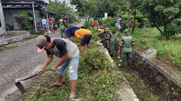 Forkopimka Krembung Ajak Warga Kerja Bakti Antisipasi Dampak Cuaca Ekstrem