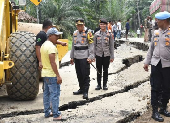 Quick Respon Kapolres Bireuen Bersama Stakeholder terkait Turun Langsung Kelokasi Jalan Longsor